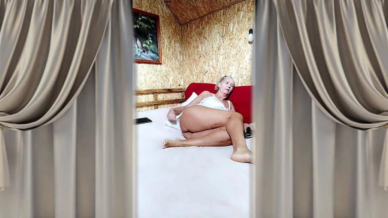 Lukerya: La Casalinga Bollente Lukerya. Un Gran Culo Su Un Grande...