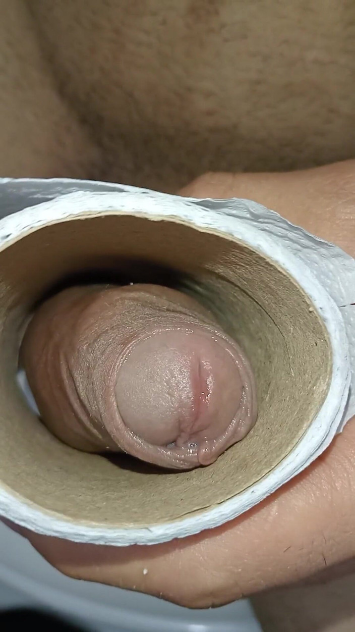 Rey rey: トイレットペーパーロールで公衆トイレで手コキ、巨根とヴェノーザ、ゲイ従順