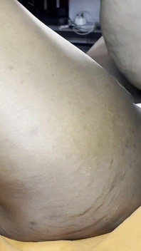 Une lesbienne se fait baiser par un gode ceinture anal