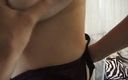 Gazongas: Sexig brunett får sina stora boos sprutade med sats