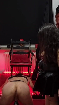 Lady Pam przygotowuje swojego posłusznego niewolnika do następnej sesji BDSM - dominacja w stylowym pokoju zabaw