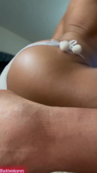 Blacktwinkcurves memamerkan kaus kaki berbulu yang diminyaki dan pantatnya