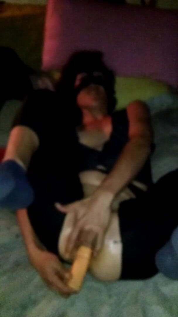 Marian sofar: Mariana poposuyla oynuyor