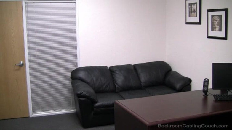 Backroom Casting Couch: 3 meia-irmãs