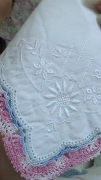ดมกลิ่นผ้าเช็ดหน้าวินเทจและน้ําแตก, Lady Victoria Valente