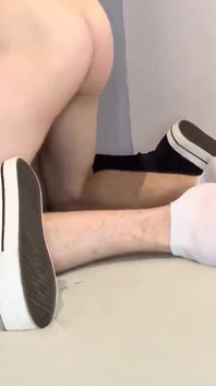 Een jonge studente in haar strakke kont neuken, haar anus spreiden met haar anale staart