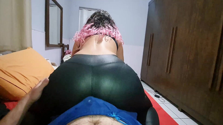 College-couple: Růžové vlasy, kožené legíny, stříkání zadku v kalhotách, broušení na...