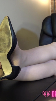 L’entretien d’embauche de Charlie avec domination en collants - Dreamgirls en chaussettes