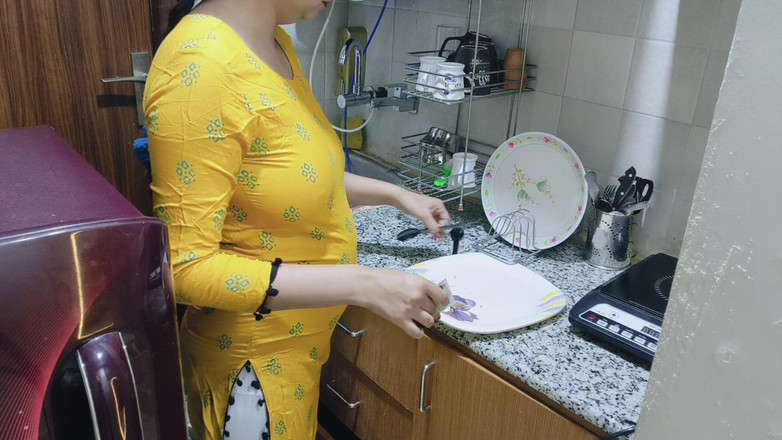 Saarabhabhi6: Saya dapati ibu tiri miang saya di dapur - lucah dalam...