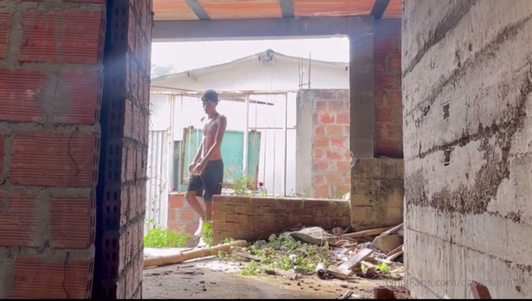 Vergara daviid: I found an abandoned house and I entered it to...