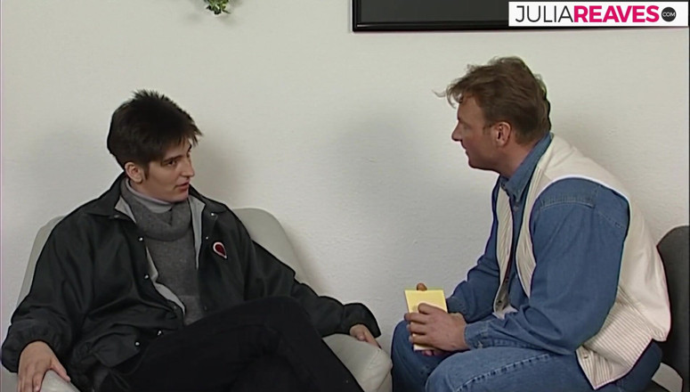 Deutscher Sex Report: Gorąca milf dostaje obie dziury zerżnięte dużymi dildami