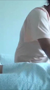 아시아 마사지 가게에서 해피 엔딩으로 풀 마사지