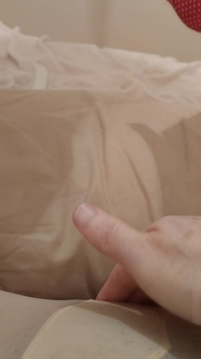 Cindy Belfast: Гладкий сисси с батплагом кончает в симпатичные трусики, колготки и на каблуках