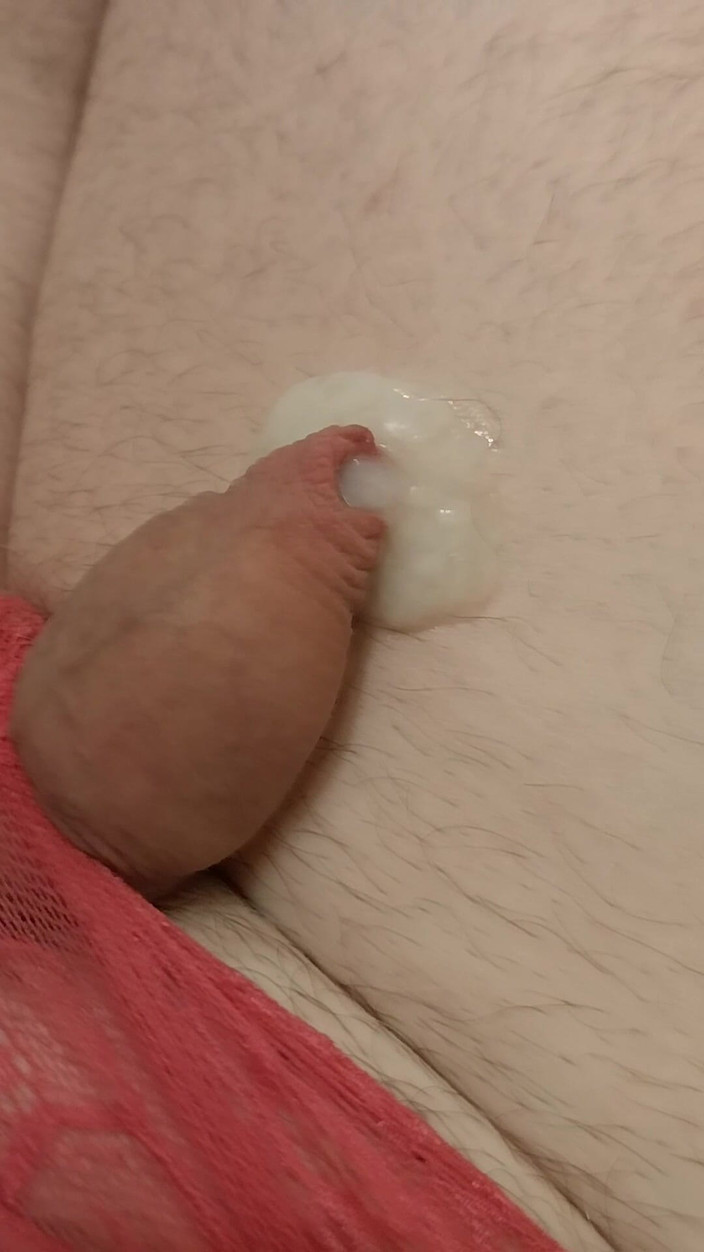 Cindy Belfast: 穿着粉色内裤的小阴蒂射精