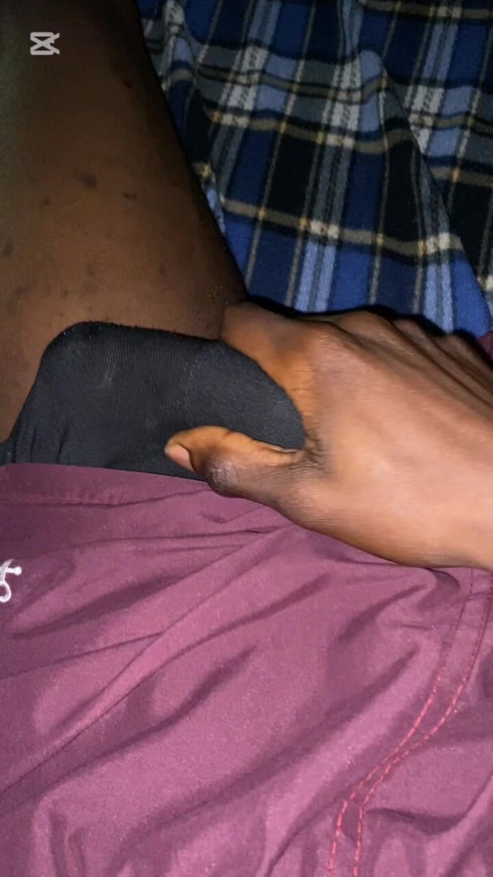 Slimniqqa: Atrapado acariciando bbc en el dormitorio - parte 2