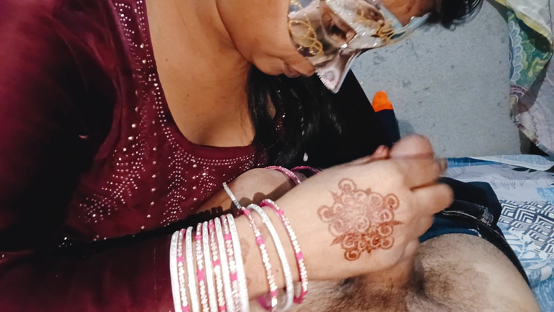 Sexy_girl_nehu: Une bhabhi indienne à gros cul se fait baiser en levrette...