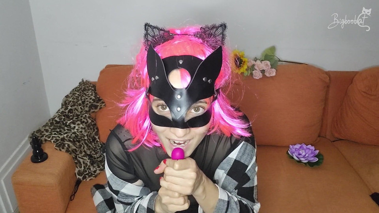 BigBoobCat: 我自然的大奶子在跳动！戴上阴户面具，我正在取悦自己