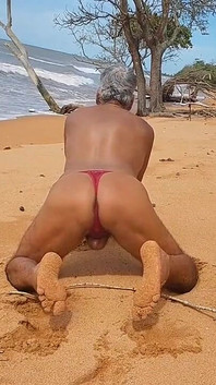 Ladysilva na pláži předvádí svůj sexy zadek v červených kalhotkách