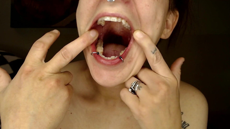 Abby Anna: Tour mit großem mund und piercings