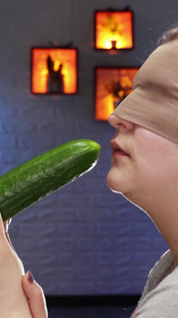 Sexy mrdka v hlubokém hrdle