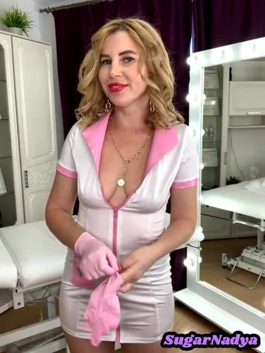 SugarNadya: SugarNadya si cambia in abiti sexy in live stream (pt.2)