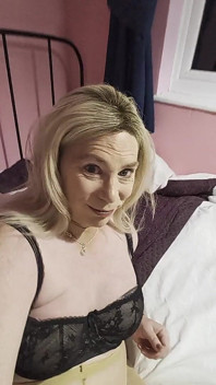 Příležitostná Nikki relaxuje na posteli s velkým spermatem!
