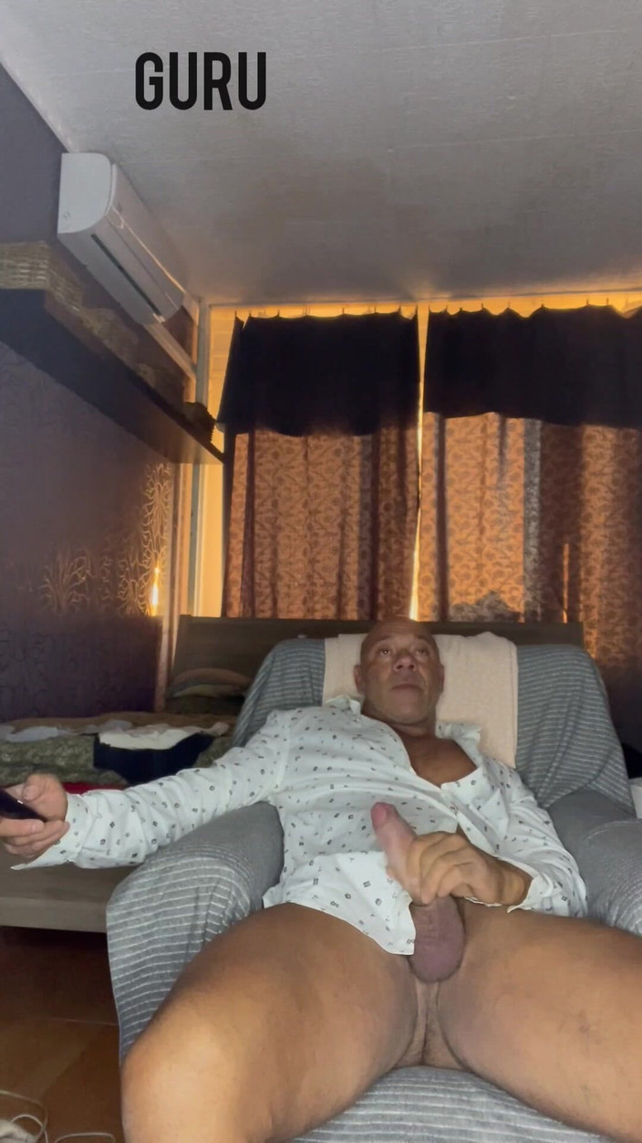 Mr. Guru: Бодібілдер соло домашня дрочка