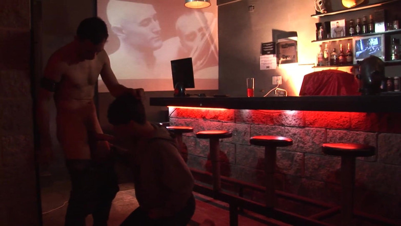 Bad Boyz: Šukání nestydatého chlapce v kavárně