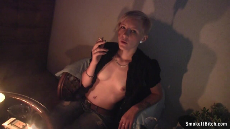 Smoke it bitch: Roztomilá a sexy blondýnka s propíchnutým obličejem kouří svůj doutník...