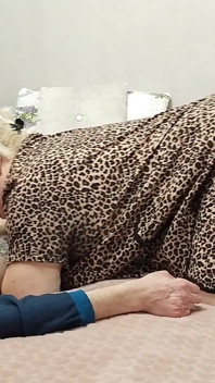 彼女は私の手コキを中断し、深いフェラチオをしてから精液を飲み込んだ
