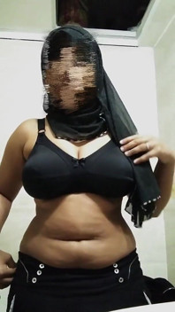 Big Boobs Hijab Girl Fingering & Showing Armpit