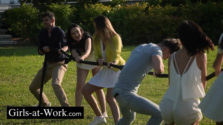 Girls At Work: Anita Rover primește multă atenție