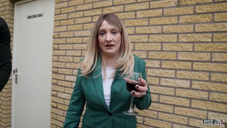 Cumbizz: Bionda birichina che si riempie di GB.