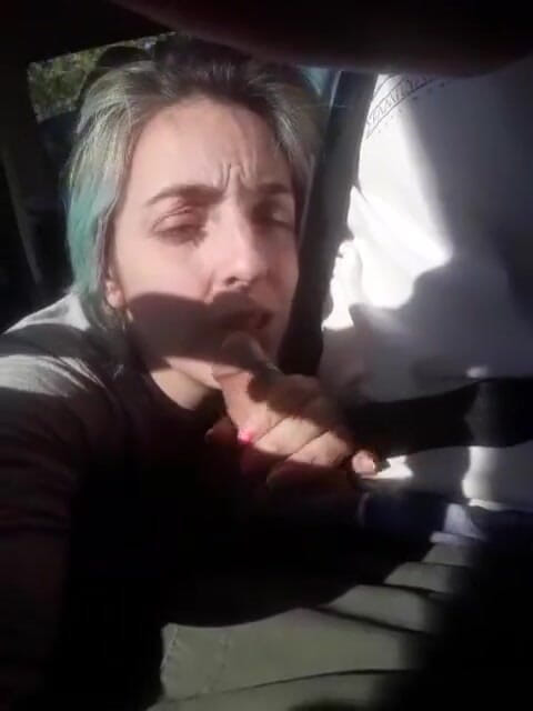 tunoviaputita: 素人ホットワイフ。車内で別のチンポをしゃぶりながら寝取られを辱める