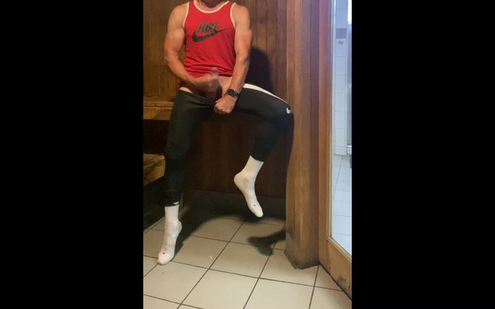 JockDad87: Il dilf jockdad87 è di nuovo eccitato nella sauna!