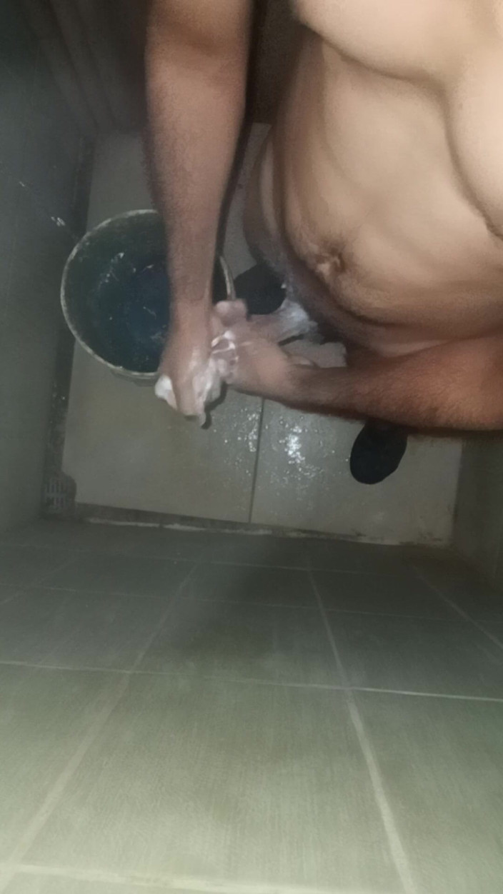 Cute boy jerks off: zayıf adam mastürbasyon yapmak için duş alıyor
