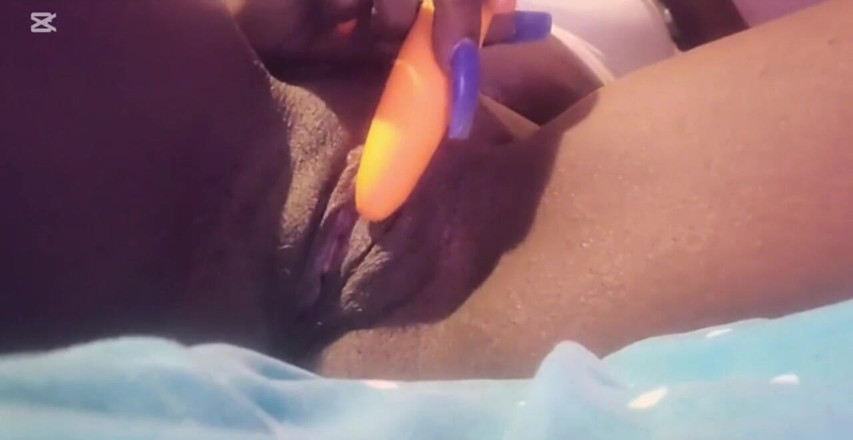 Loren Khalifa: La miLF Mia torna dalla spiaggia e si masturba la...