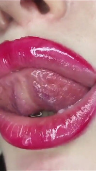 Duas princesas hipnotizam você com seus corpos sensuais e beijos suculentos de batom brilhante