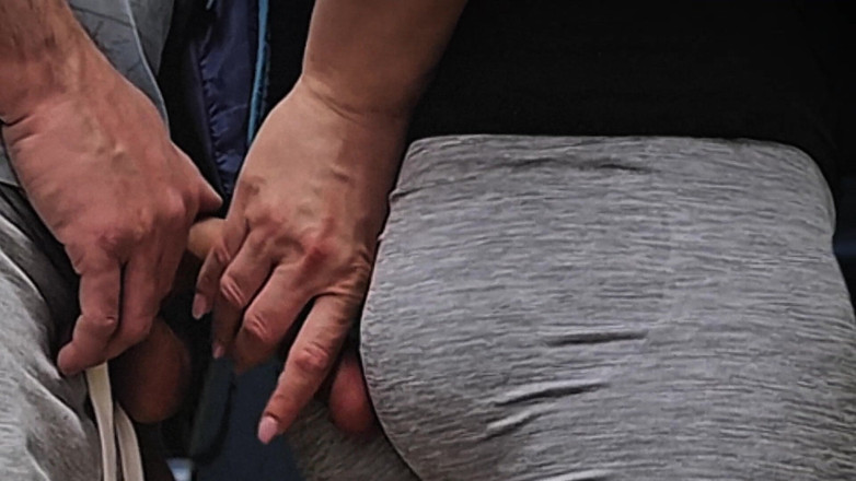 CoupleForFun2023: Fast gesehen, als sie seinen schwanz in einem bus streichelt