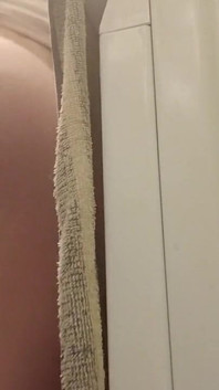 Une fille mince avec un petit cul se masturbe et jouit rapidement