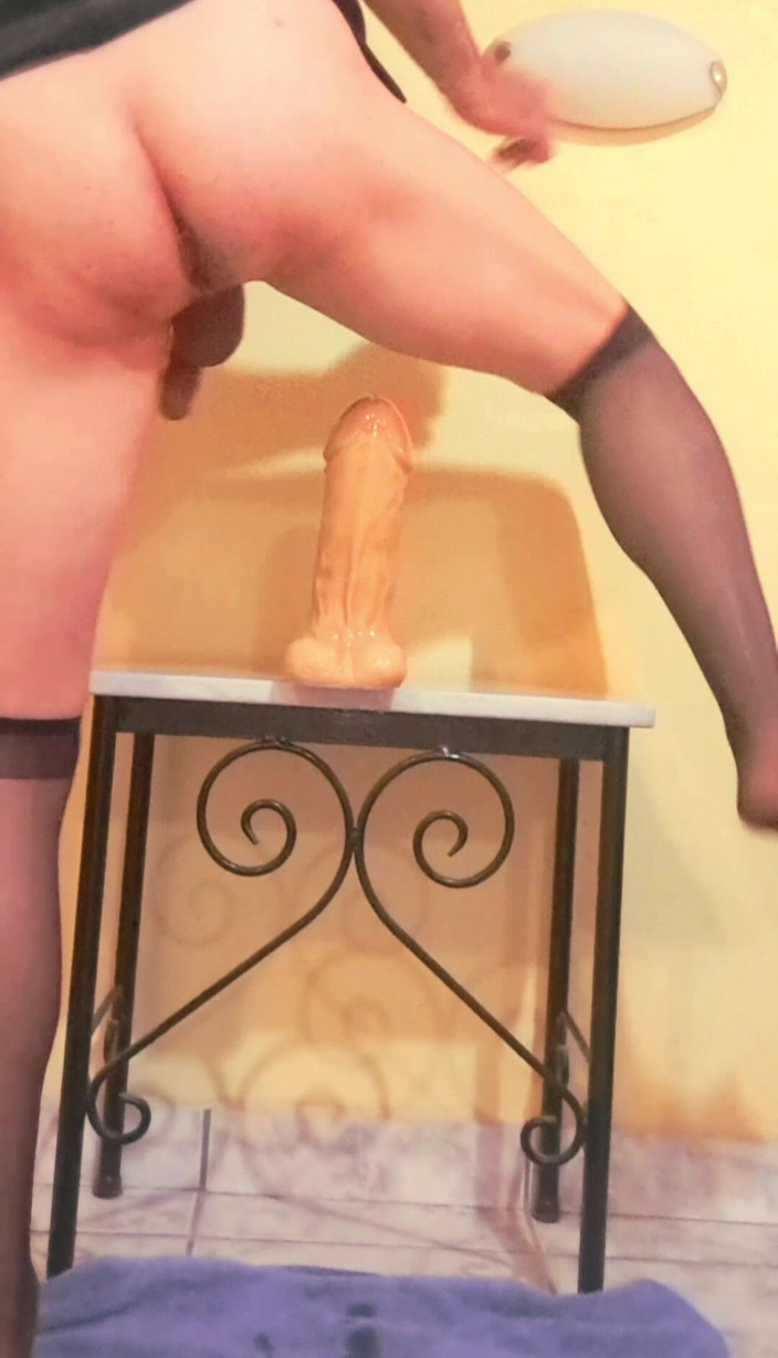 covo_sissy_cross: Comme ça me rend folle de m’asseoir sur cette énorme et de...