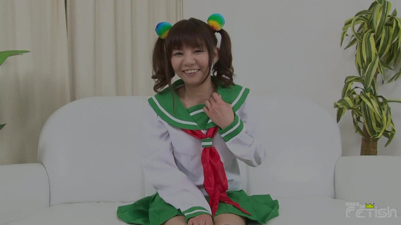 Pure Japanese adult video ( JAV): 日本の十代はソファの上で角質の男性のグループによって彼女の猫を剃毛します
