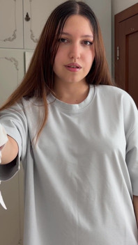 POVは義理の妹のパンティの匂いを嗅いでいて、彼女のためにオナニーをする場面を捉えた