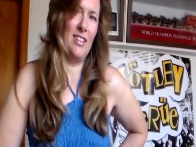 Homegrown Wives: Crystal Milfer suce l'ordinateur