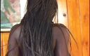 Hot and Wet: 무릎 꿇고 이 발정난 친구에게 머리를 대주는 흑인 소녀