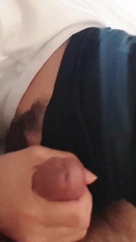 Il cazzo del mio amico di papà è così seducente da succhiare