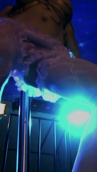 Cewek Asia yang menawan dientot anal sama tukang ngentotnya di atas meja