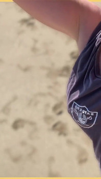 Ma femme se promène entièrement nue sur la plage