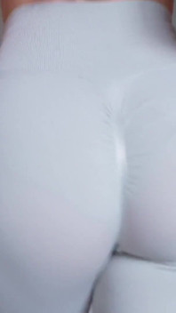오지는 몸매의 십대 쪼이는 레깅스