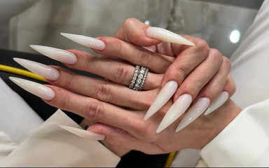 Julia domaina: 炽热的白色，长指甲，锋利的爪子，长长的手指和手